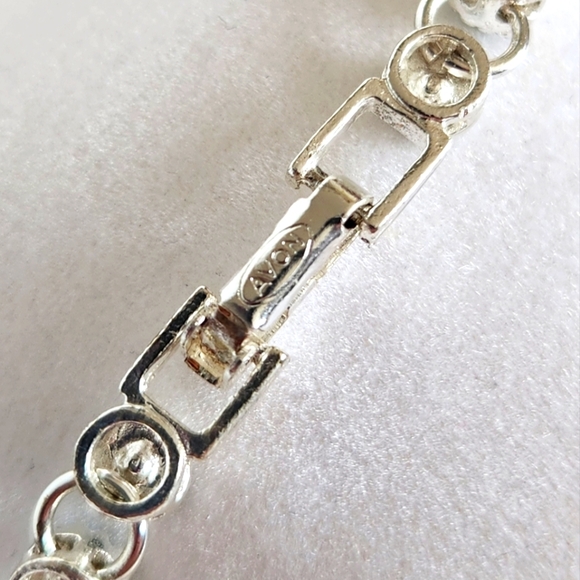 Avon Faux Emerald Rhinestone Silvertone Tennis Bracelet 7 1/2 Inches Long - Picture 4 of 4